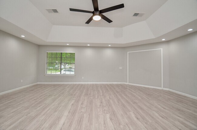 Building Photo - 22018 Grand Forks Dr