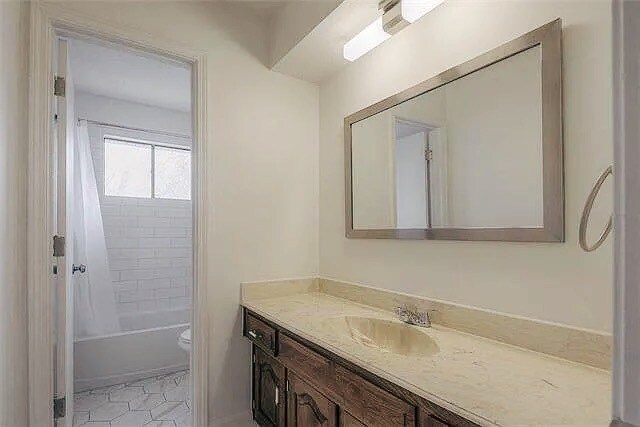 Guest bath - 1131 NE Oak Tree Dr