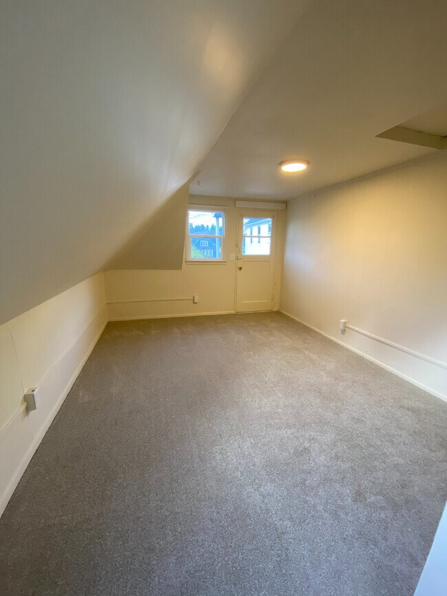 Building Photo - 2-Bedroom, Upstairs, Hawthorne District