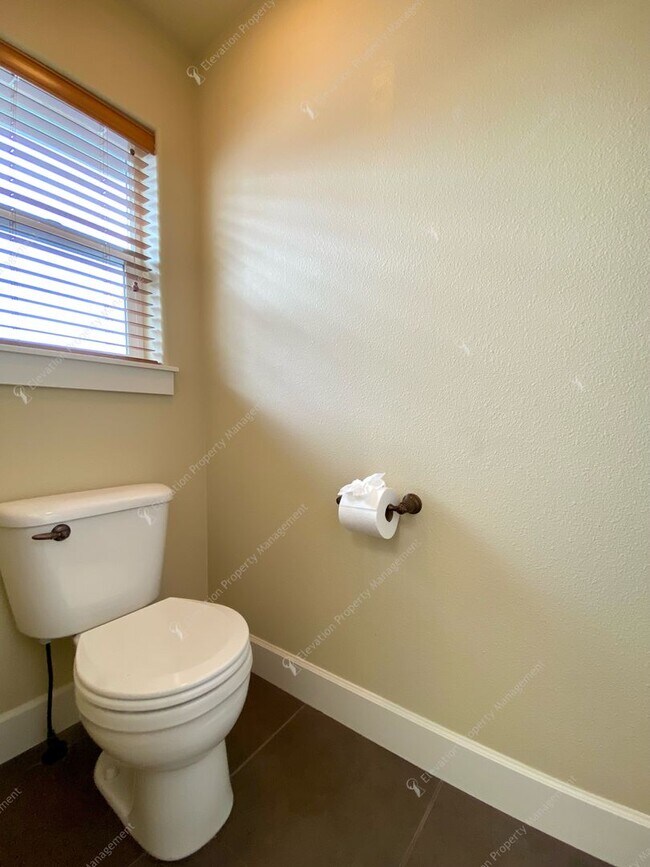 Building Photo - 3BR - 2.5 BA Charming Greenway Home in Lar...