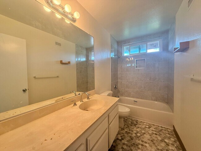 Building Photo - Large Home on Cul-de-Sac!