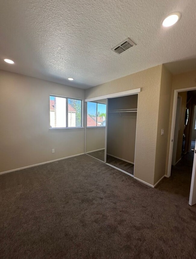 Building Photo - A Stunning desirable 3 Bedroom and 2.5 Bat...