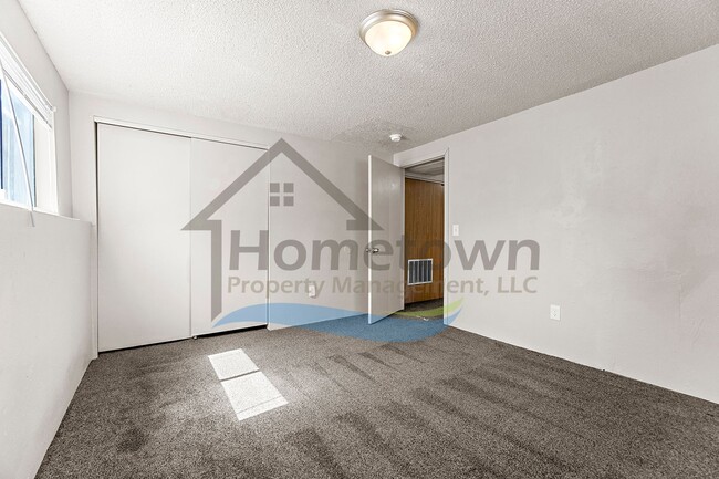 Building Photo - Large 4 Bedroom 2 Bathroom Home with Off S...