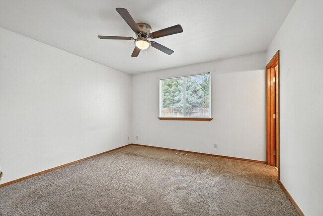 Building Photo - 5827 Orchid Wy S