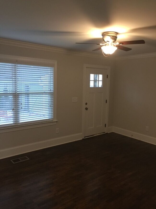 Building Photo - Cozy 2 Bedroom, 1 Bathroom Duplex – Comfor...