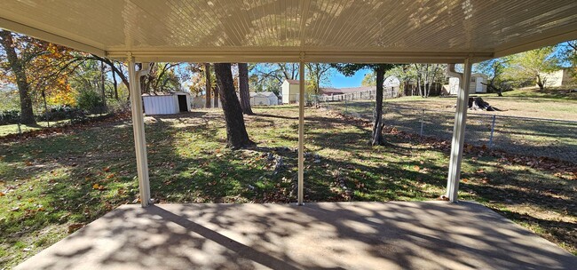 Building Photo - Adorable 3 bedroom, 1 & 1/2 bath home loca...