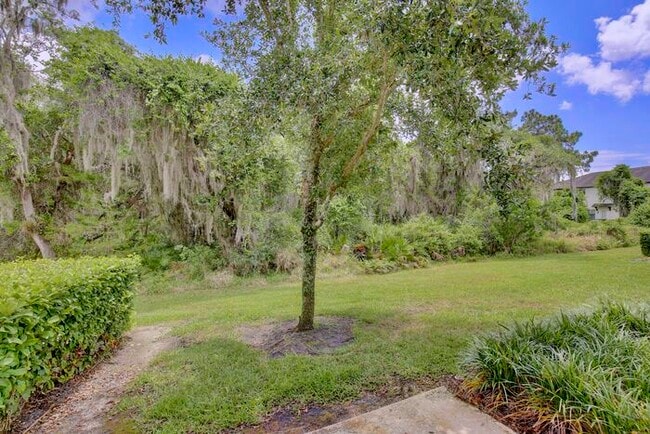 Building Photo - Beautiful 4/3.5 Townhome with a Spacious 2 Car Garage Located in Trails at Moss Park - Orlando