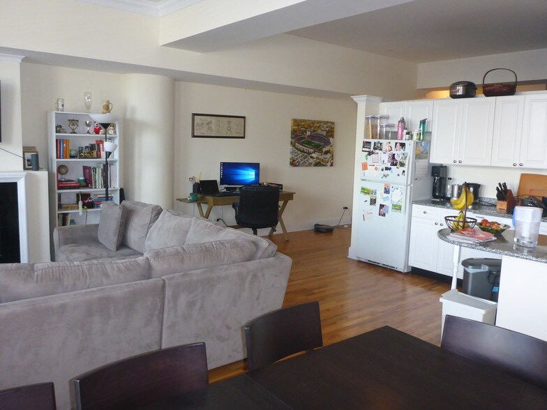 Building Photo - 165 N Canal St