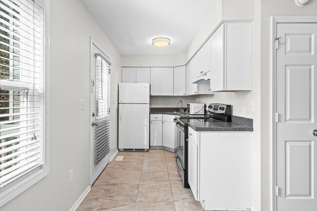 Building Photo - Reduced Rent for Any Lease Signed in Feb!! 8 Blocks to the Beach!!