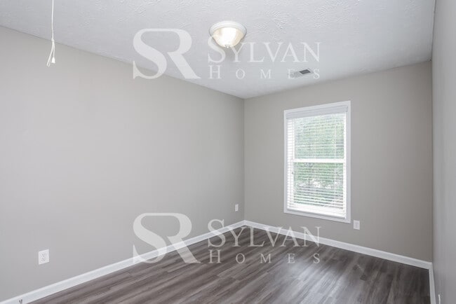 Building Photo - Charming 3 BR, 2.5 BA home awaits new residents