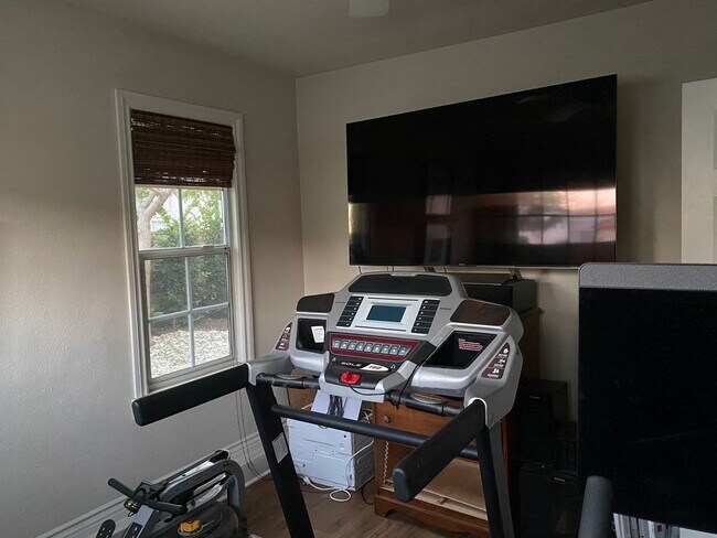 Building Photo - Private Courtyard Entry & Expansive Backyard Oasis