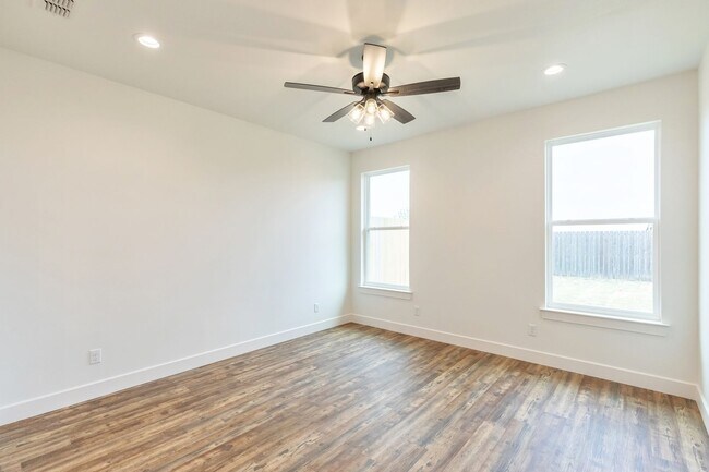 Building Photo - 8001 Sawdust Trl
