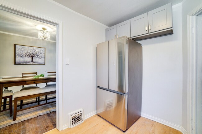 Building Photo - 9830 S Yates Ave