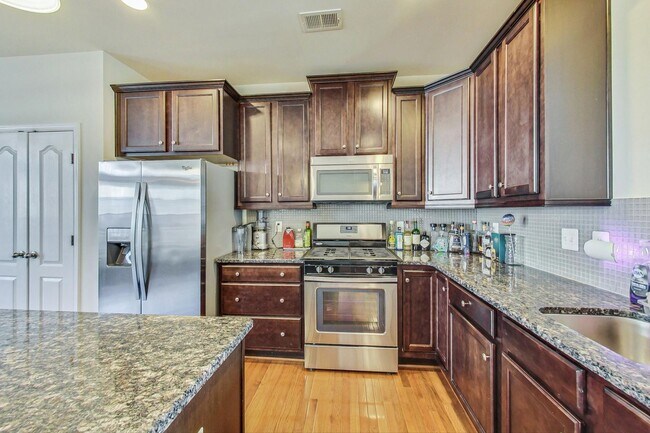 Building Photo - 3 bedroom, 2.5 bath Luxury Townhome in Market Square Subdivision!