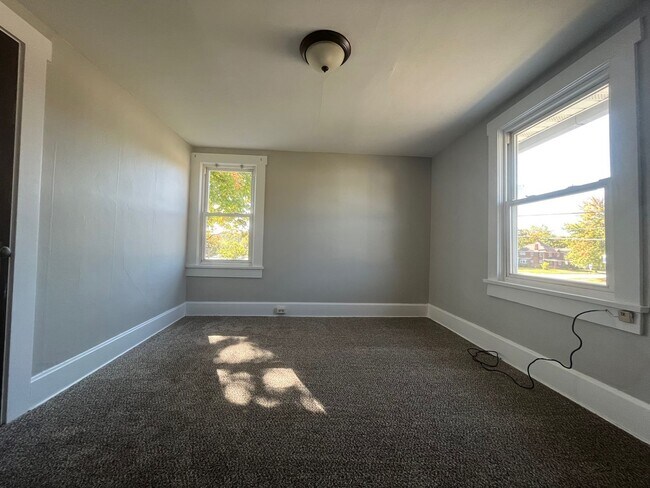 Building Photo - Three Bedroom Home