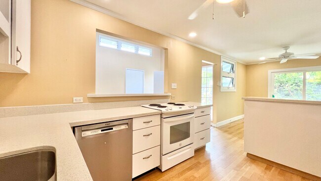 Building Photo - RARELY AVAILABLE 3 BEDROOM NEAR BEACH