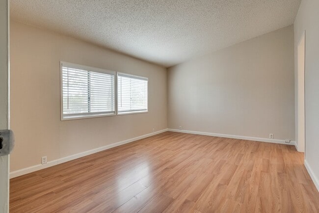 Building Photo - Three bed, 2 full bath, manufactured home ...