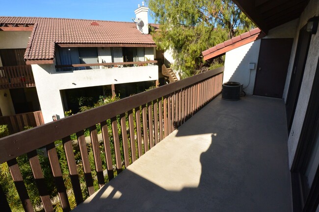 Building Photo - 2 BD 1 BA Upstairs Condominium, Gated Comm...