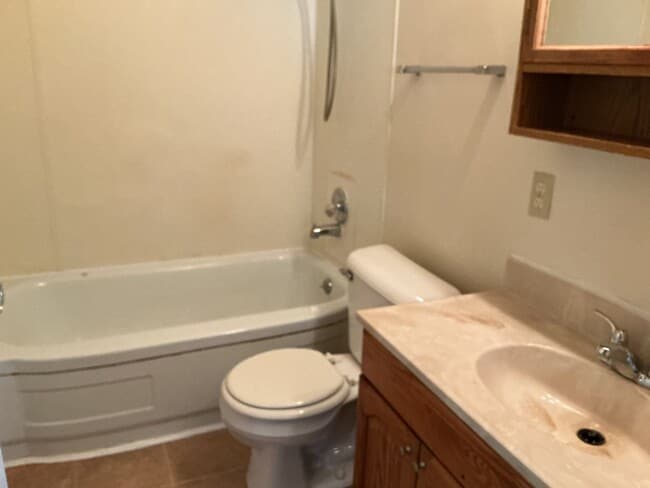 Building Photo - 2 bedroom ranch style single family home