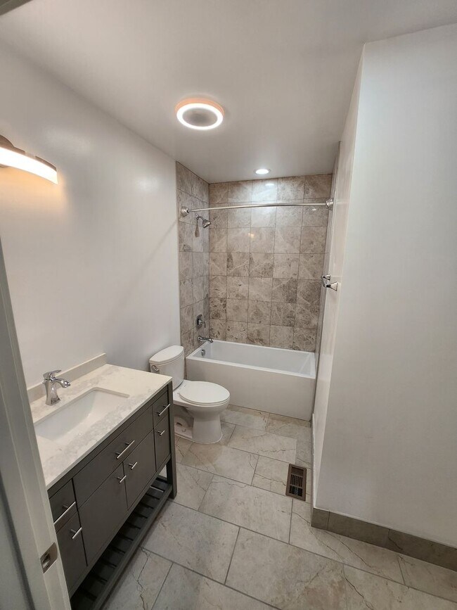 Building Photo - Newly Renovated One Bedroom Available Toda...