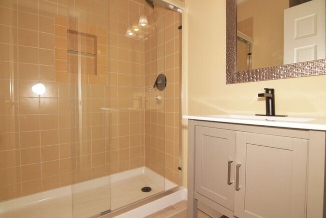 Building Photo - Sweet 3 Bedroom Home Close to Speedway