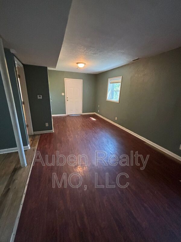 Building Photo - 704 N Willow Ave