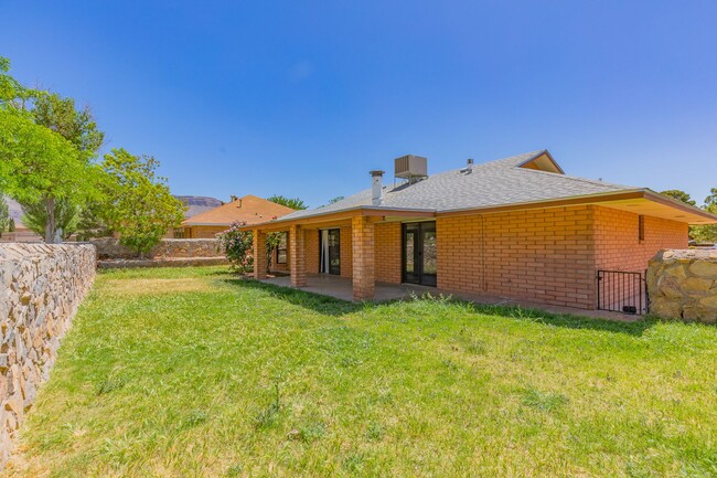 Building Photo - Beautiful Home on the Golf Course