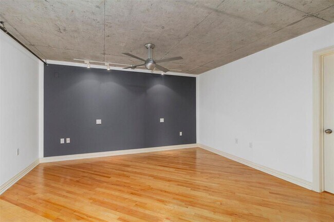 Building Photo - 1025 S Shepherd Dr