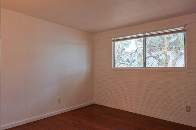 Building Photo - 618 N Medford Dr