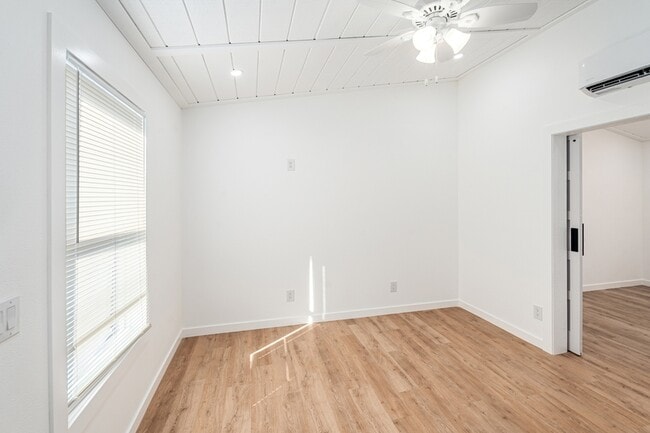 Building Photo - 204 Marlin St