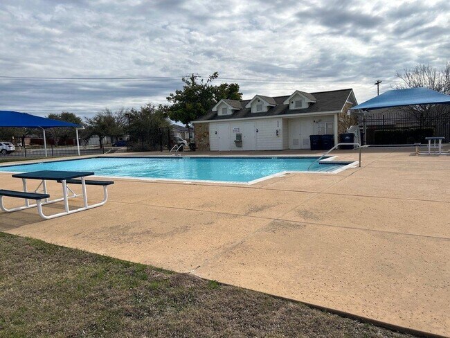 Building Photo - 921 Dexter Dr