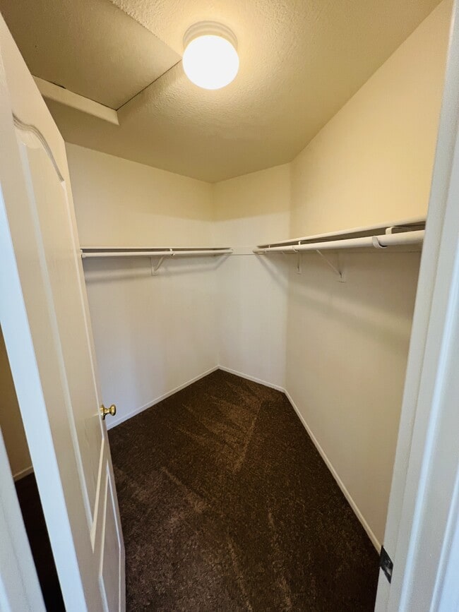 Building Photo - 31182 Amsterdam Rd