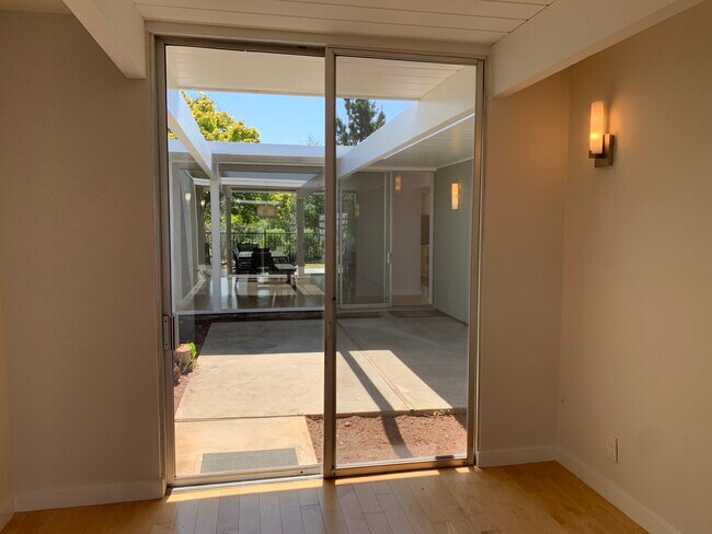 Building Photo - 5559 Greenridge Rd