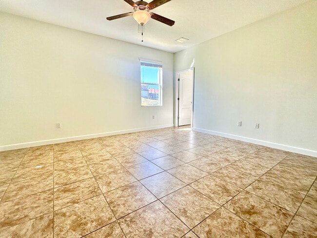 Building Photo - Upscale and modern 5bedroom/2.5bath home i...