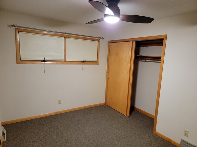 Bedroom 1 & closet - 1479 Redfield St