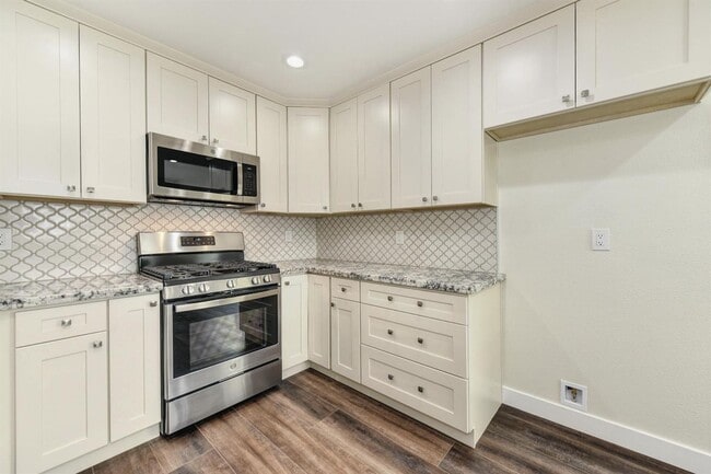 Building Photo - Near Mercy Hospital - Remodeled 4 Bdrm, 2 Bath