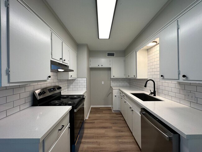 Building Photo - Edinburgh Duplex 4622/4624 - SERIES 308