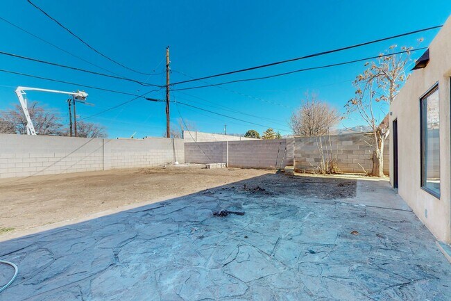 Building Photo - NE PUEBLO STYLE 3 Bedroom 2 Bath 1824/SF