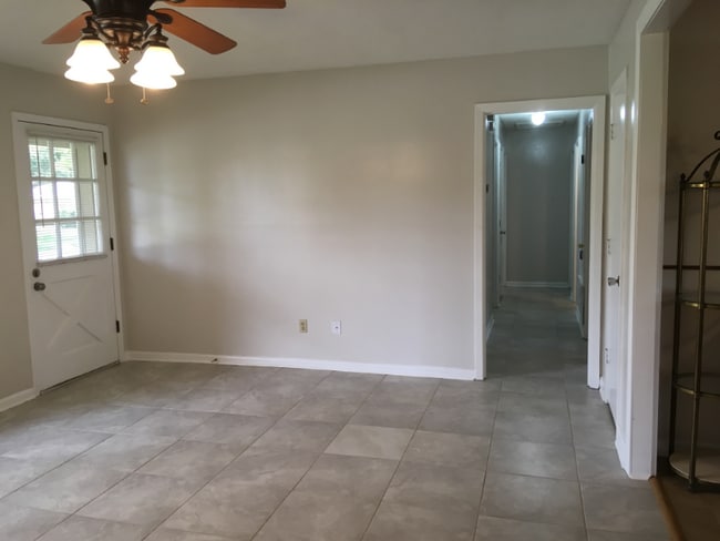 Building Photo - 659 Meadow Dr