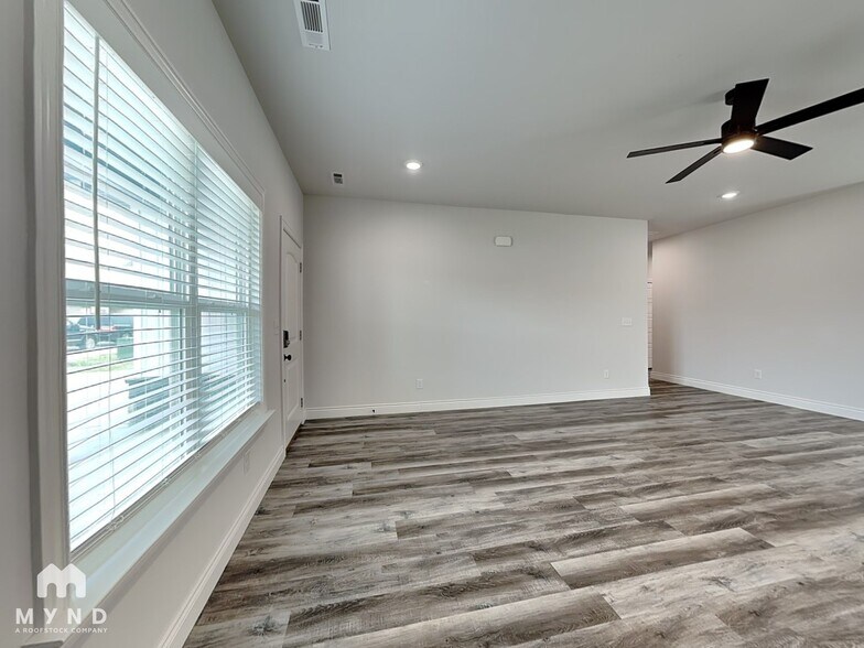 Building Photo - 1041 Pebble Pass