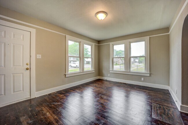 Building Photo - Freshly Updated 2 Bedroom House