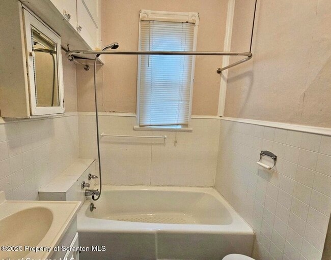 Building Photo - 1531 33 Washburn St