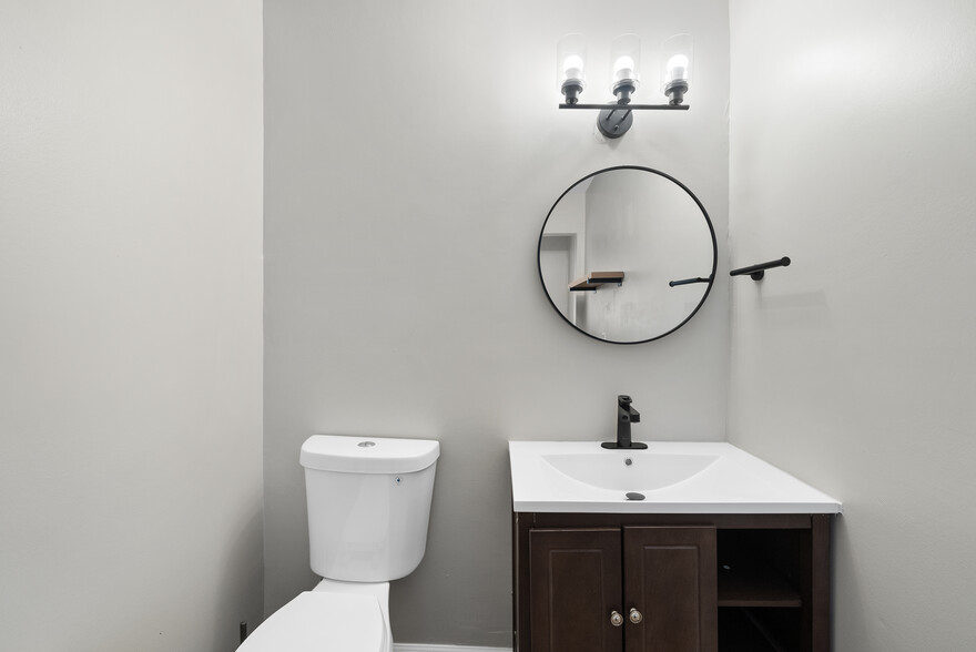 Half bath - 2910 Driftwood Dr