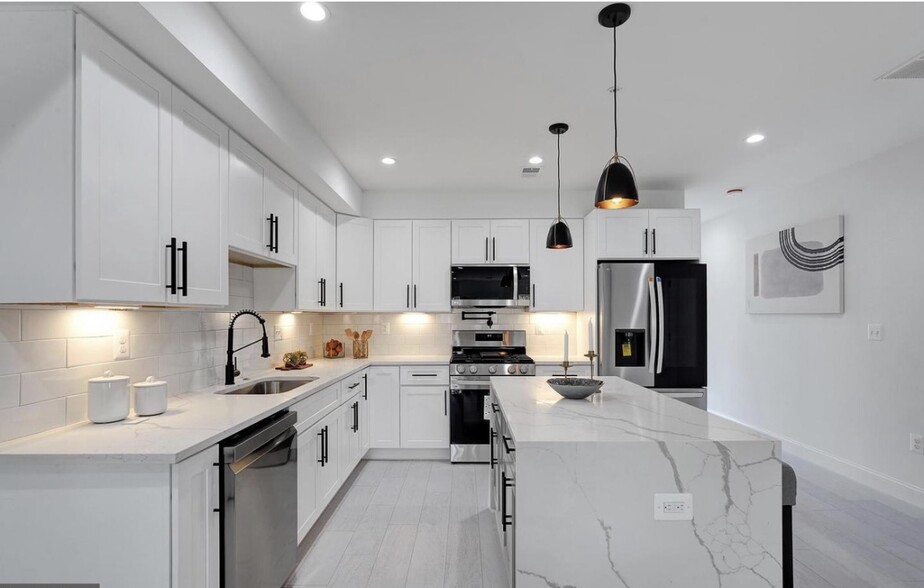 Building Photo - 638 Franklin St NE