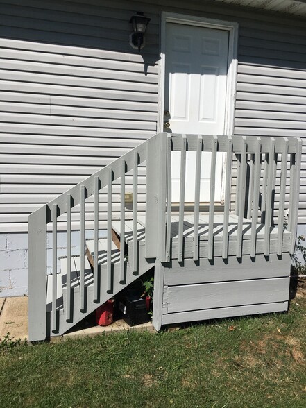 Side Entry of Home - 273 Fairfax Rd