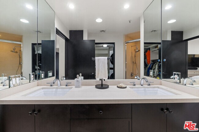 Building Photo - 245 Main St