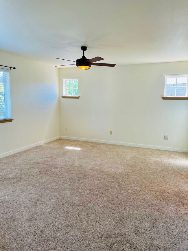 Building Photo - 3 Bedroom DuPont Home for Rent