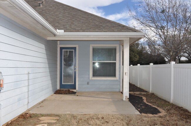 Building Photo - Adorable 3-2-2 in Aubrey!