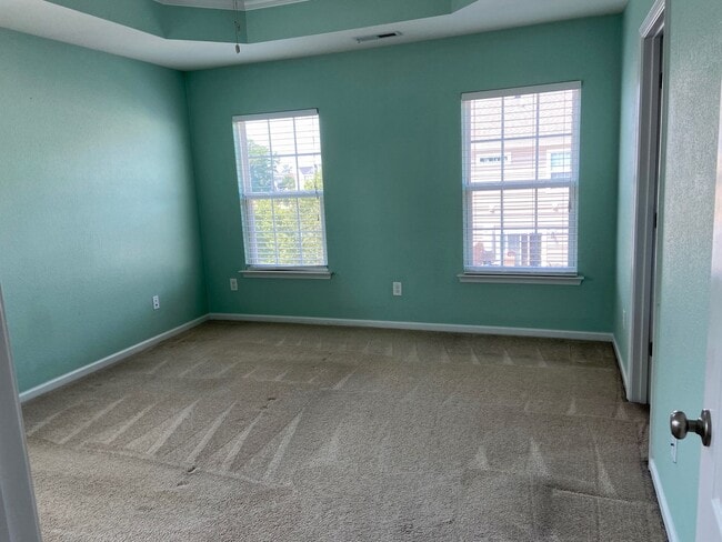 Building Photo - 4BD/3.5BA Gorgeous End Unit Townhouse with...