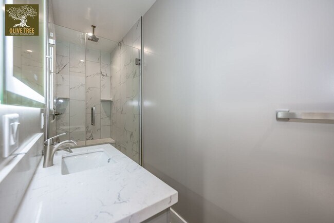 Building Photo - Luxury Ground-Level 2bed/2bath Unit | Fully Renovated | Walkable Pasadena Location